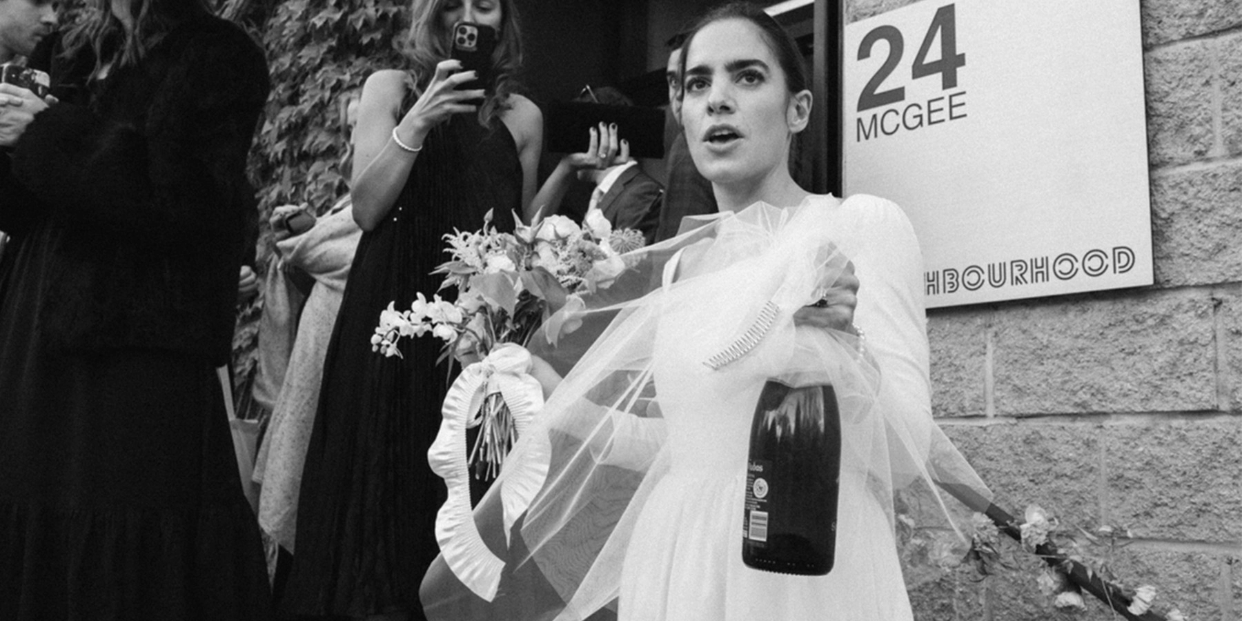 novia en boda íntima con botella en la mano
