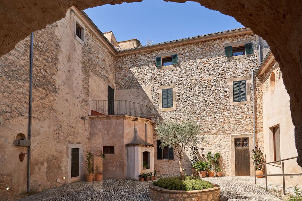 Clastra de Finca Morneta en Mallorca: Espacio encantador rodeado de naturaleza