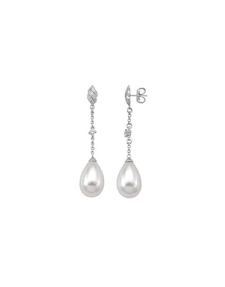 Pendientes de novia Exquisite de Majorica con perla en forma de pera y baño de rodio, destacados por Bouclé Weddings