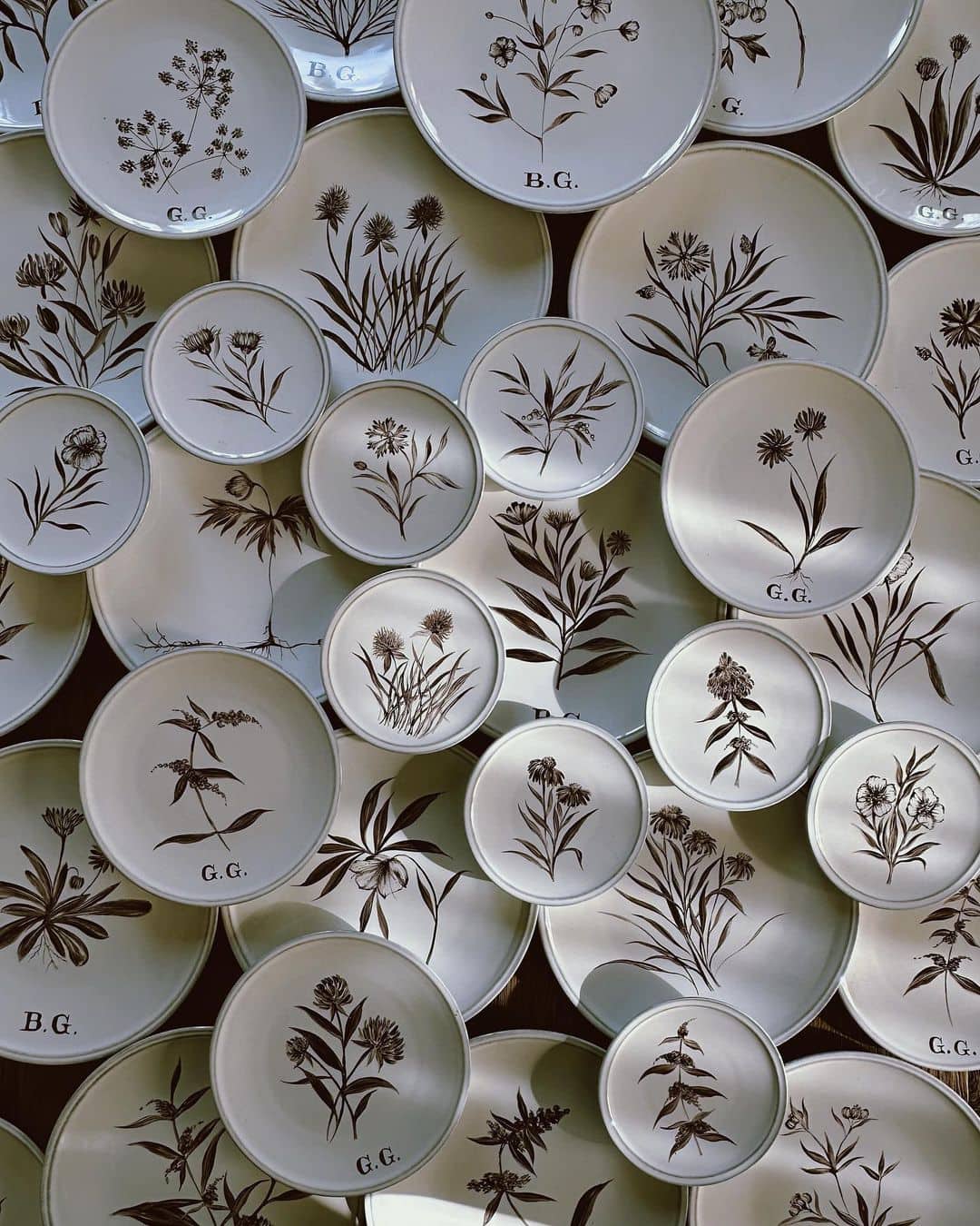 Detalles para invitados: Platos de pan decorados con motivos de vegetación.