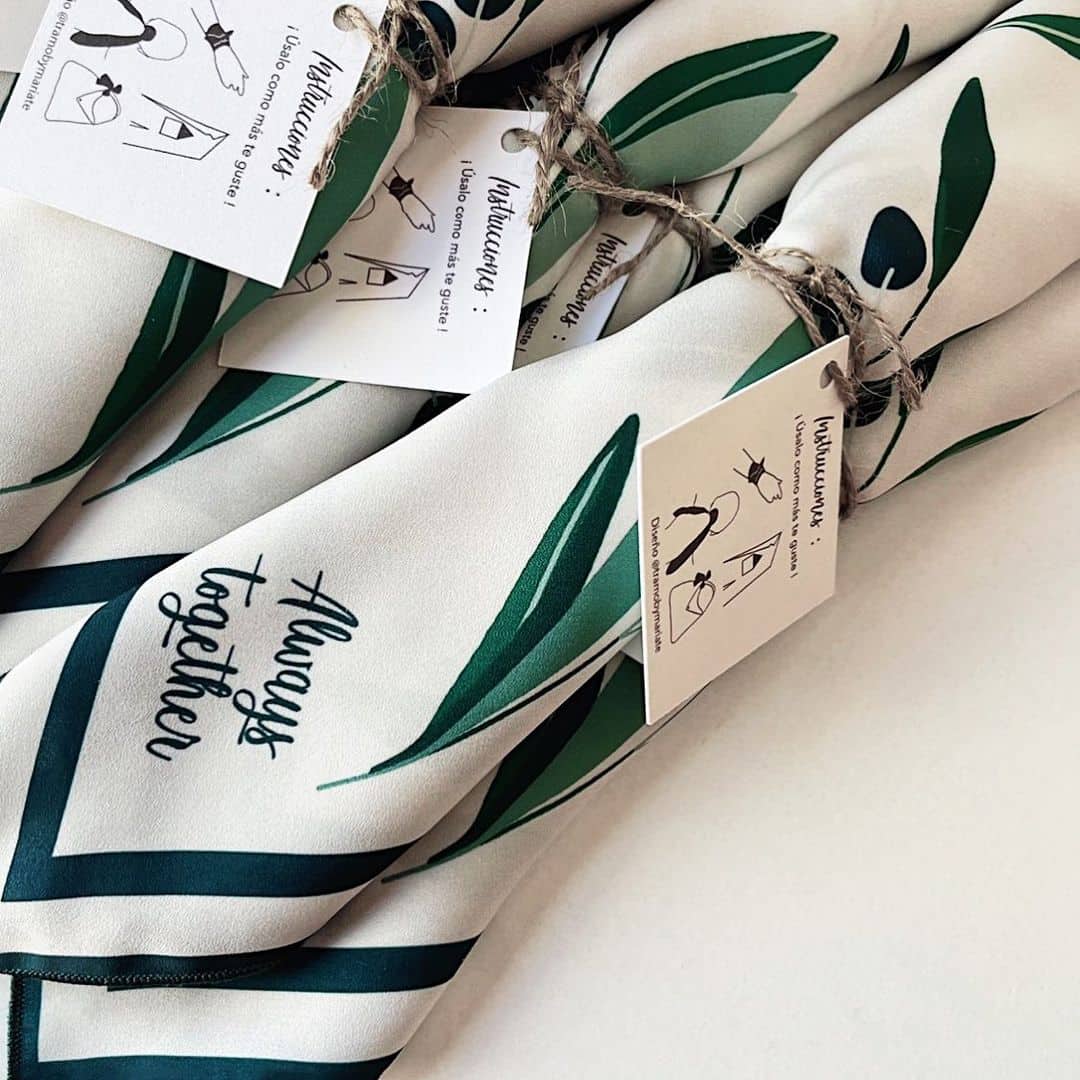 Regalos de boda personalizados de Tramo: Pañuelos con rama de olivo y la frase 'Always Together' bordada.
