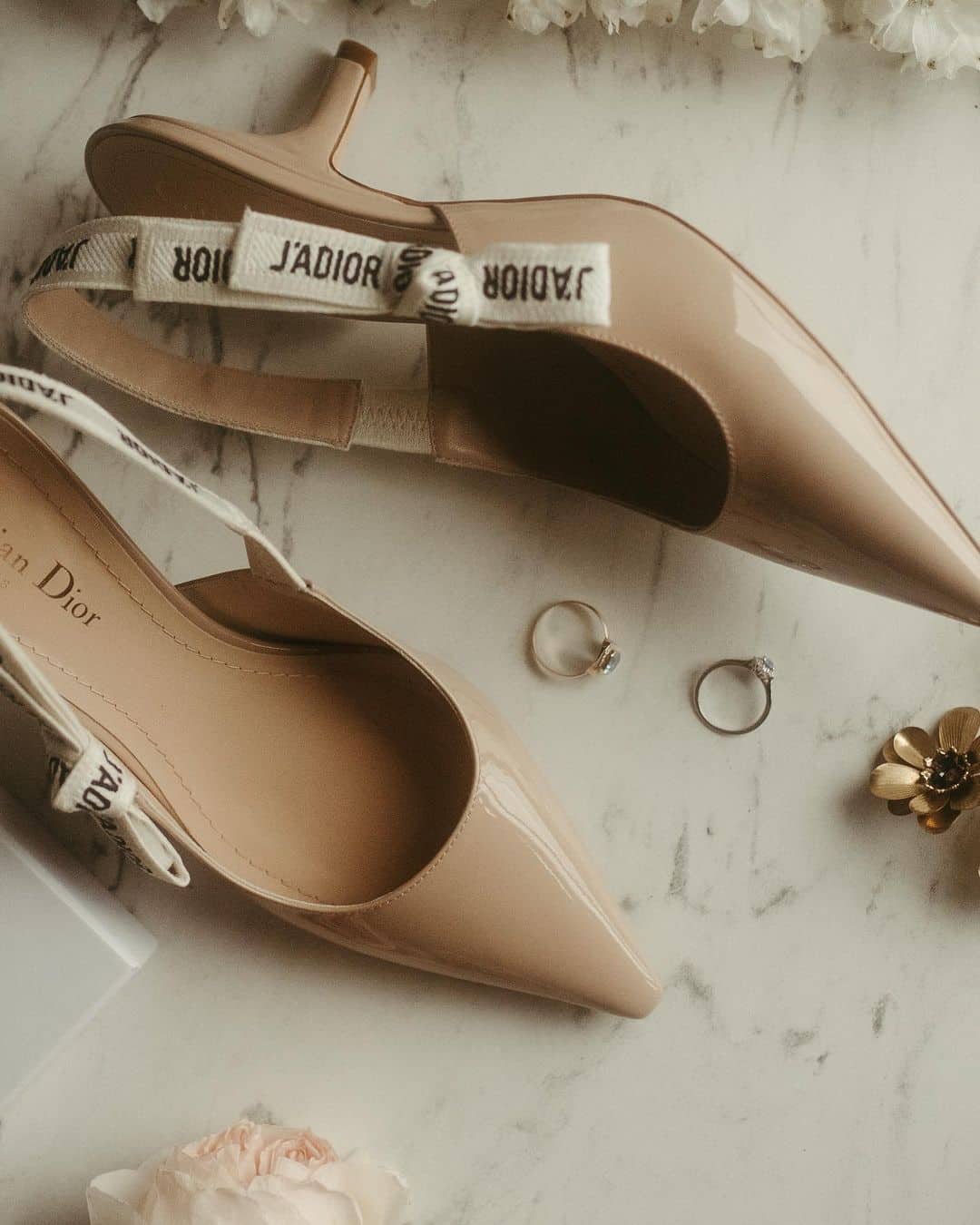 Zapatos de novia de piel acharolada modelo J'Adior de Dior con tacón en forma de coma y lazo decorativo
