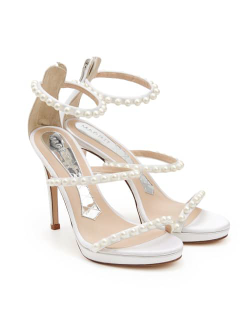 Sandalias de Magrit modelo Elena en raso blanco con tiras adornadas de perlas y tacón de 11 cm