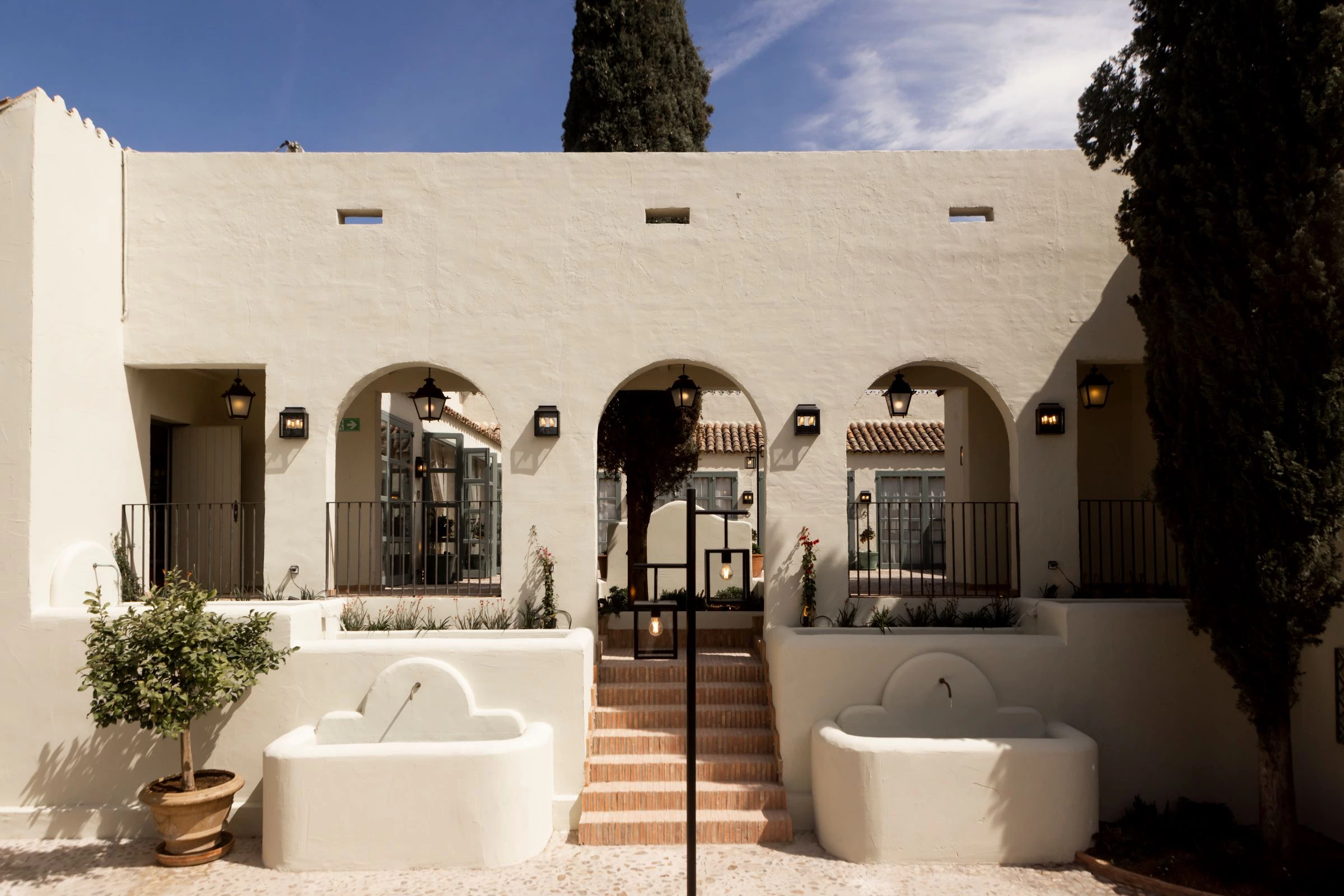 Fachada blanca del Cortijo de Mónico, reconocida como uno de los mejores lugares para bodas en Madrid por su elegancia y encanto andaluz.