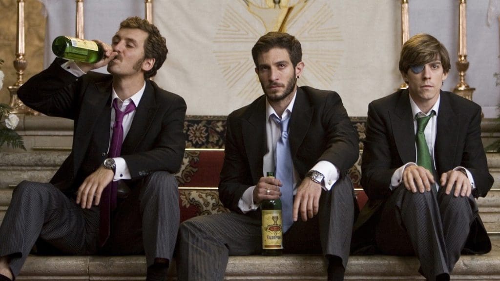 Diego y sus primos en una escena de Primos, comedia española sobre amor y relaciones