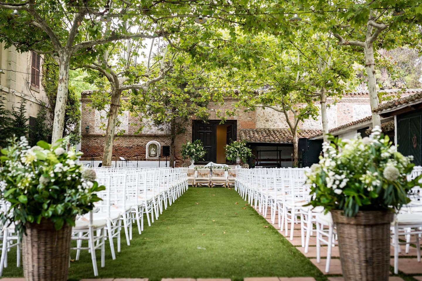 Ceremonia exterior en Palacio del Negralejo, destacando como una opción de lujo entre las fincas para bodas en Madrid.