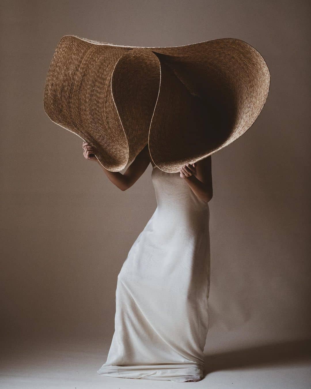 Sombrero de novia ELIURPI moderno con diseño artístico