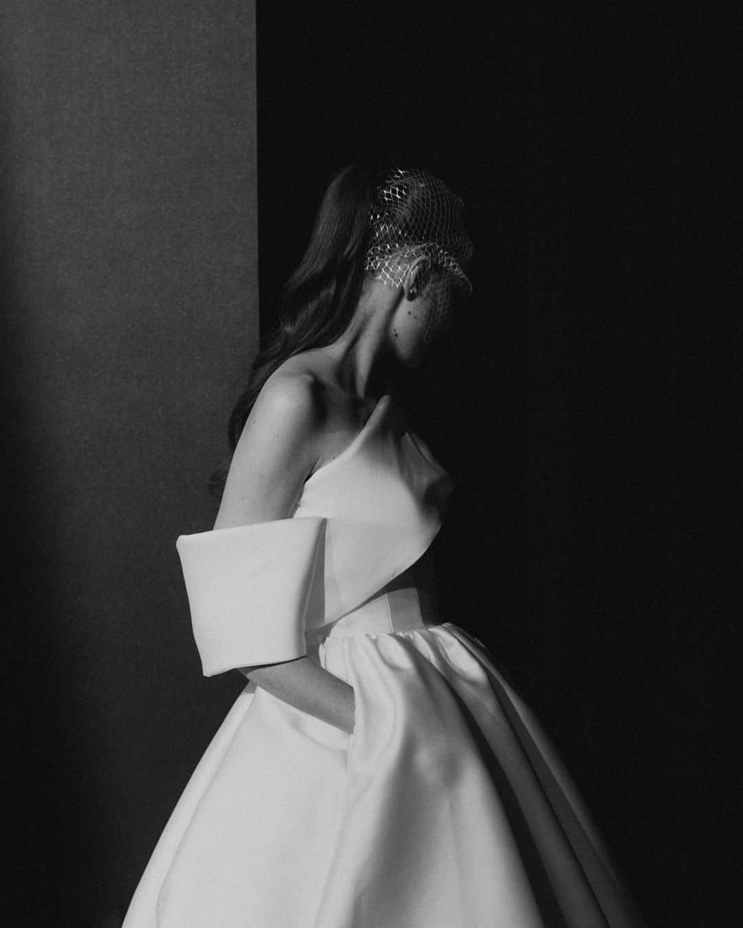 Retrato en blanco y negro de novia, reflejando sobre los nervios antes de la boda