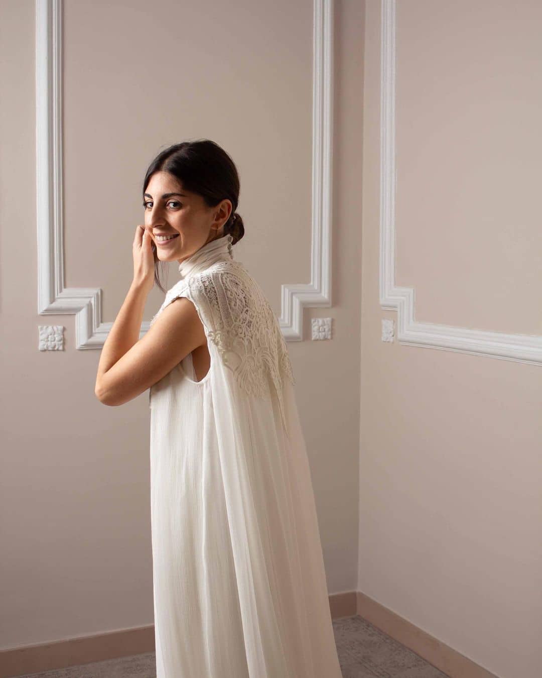 Vestido de boda Alex Vidal Atelier, destacando la sencillez y elegancia