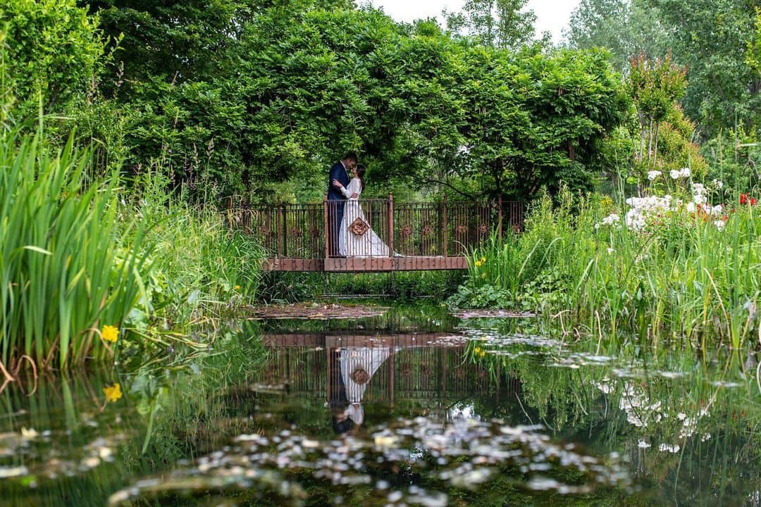 Novios besándose en el jardín con lago de la Antigua Fábrica de Harinas, un escenario idílico para bodas en Madrid