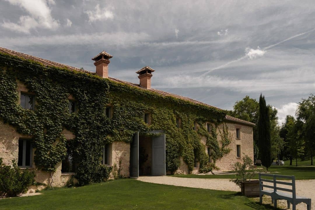 Fachada exterior de Finca Las Margas, una de las más elegantes fincas para bodas en Madrid.