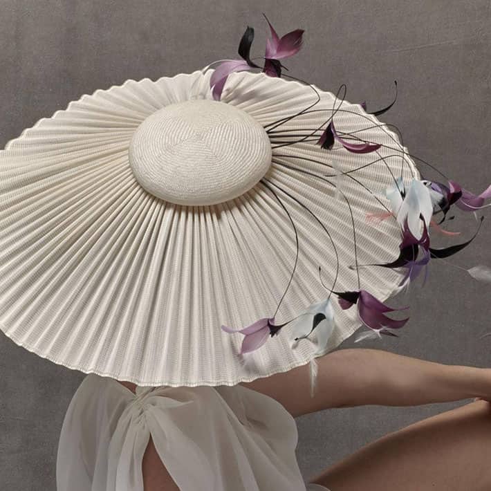 Elegante sombrero de novia de la marca Conchitta