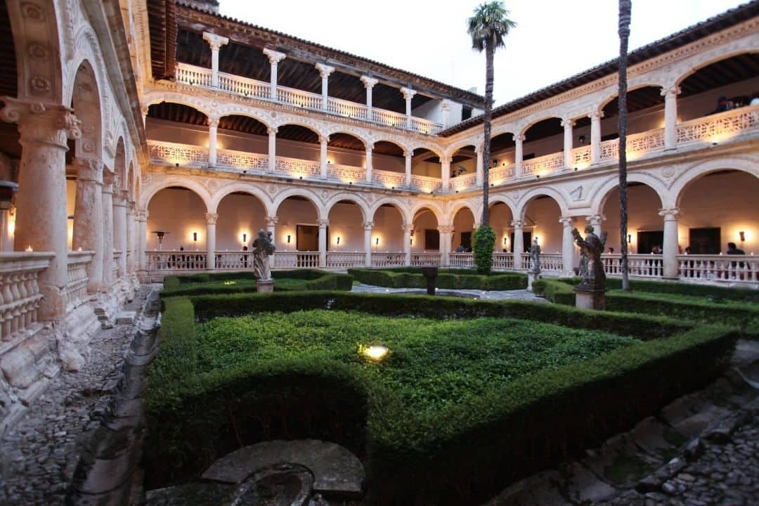 Fachada exterior del histórico Monasterio de Lupiana, reconocido como una de las mejores lugares para bodas en Madrid por su belleza arquitectónica y entorno único.