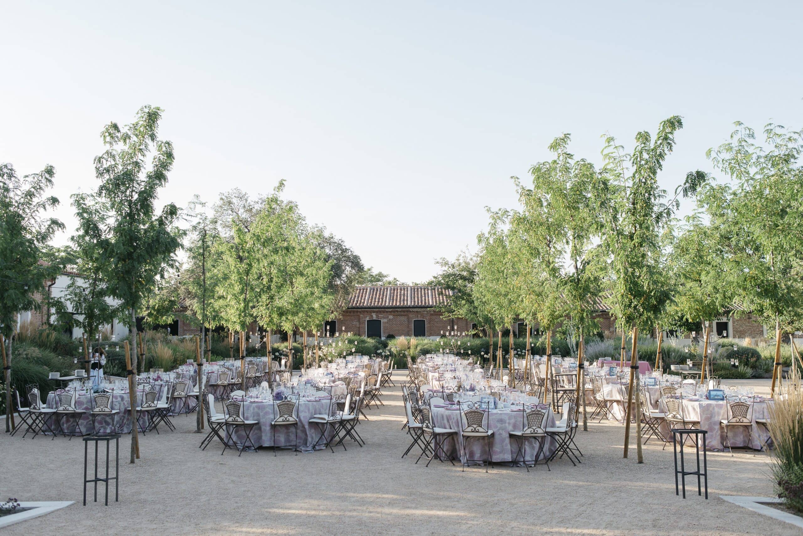 Mesas elegantes dispuestas para banquete de boda en el exterior de Finca Las Tenadas, Madrid