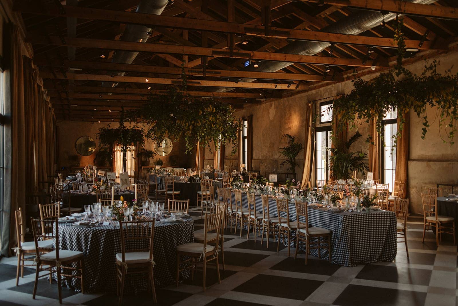Interior de Finca Las Tenadas con mesas elegantemente dispuestas para banquete de boda en Madrid