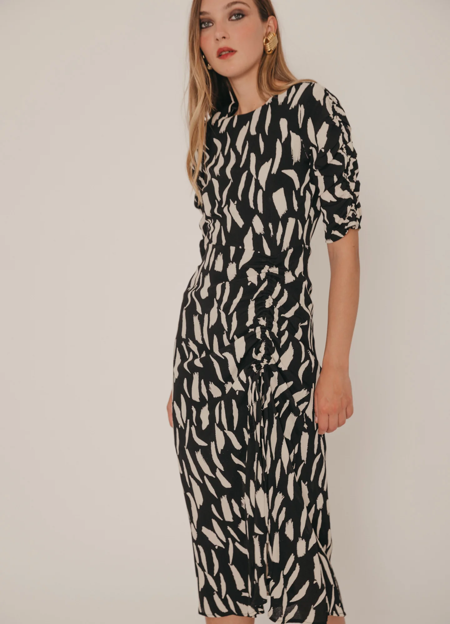 Vestido de Invitada Julianna de Cherubina, con estampado crudo sobre fondo negro, ideal para bodas de otoño.