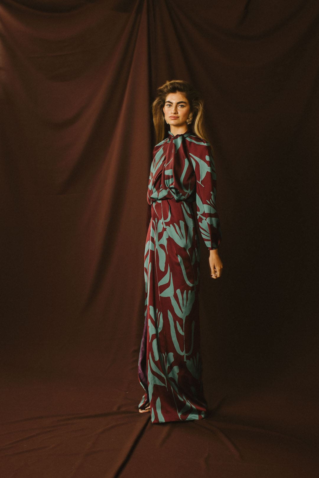 Vestido de Invitada MILA de Redondo Brand, con estampado en color turquesa y granate, ideal para bodas de otoño.