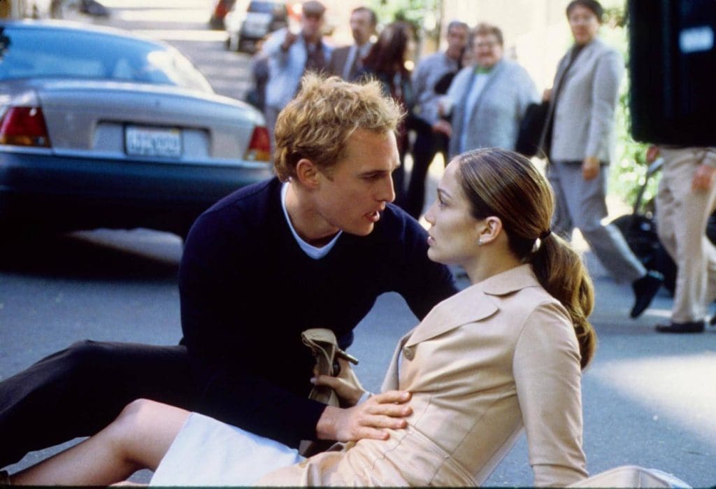 Jennifer López y Matthew McConaughey en Planes de Boda, una de las películas de bodas que aborda la dualidad entre amor y carrera