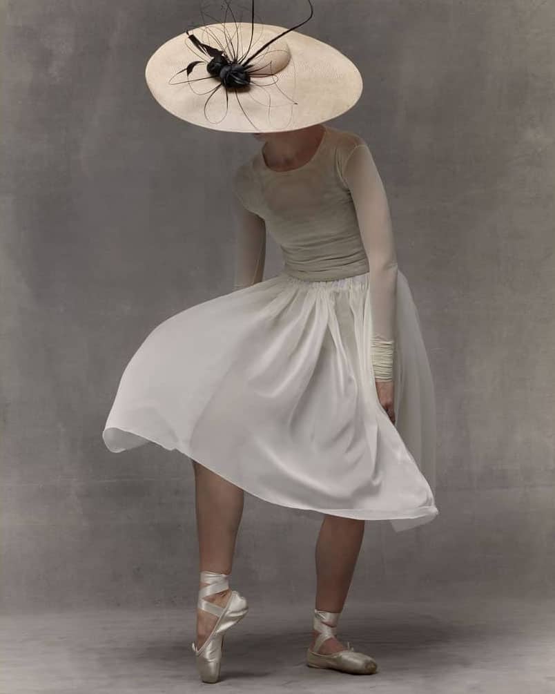 Sombrero de novia de Conchitta con detalles en rafia y plumas