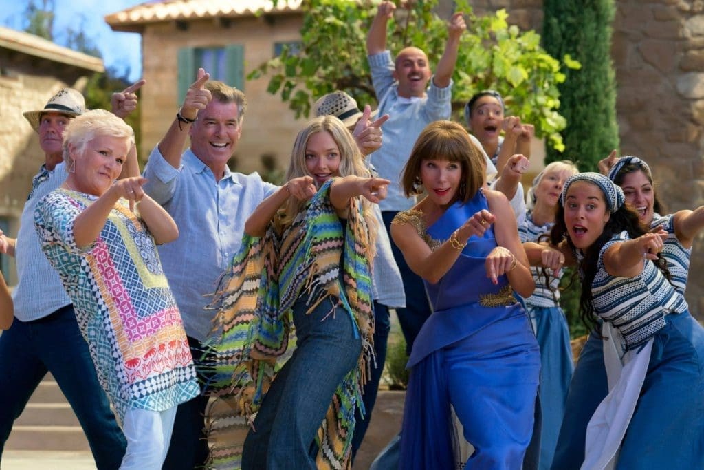 Sophie y Donna en Mamma Mia!, escena de boda en isla griega, películas de bodas