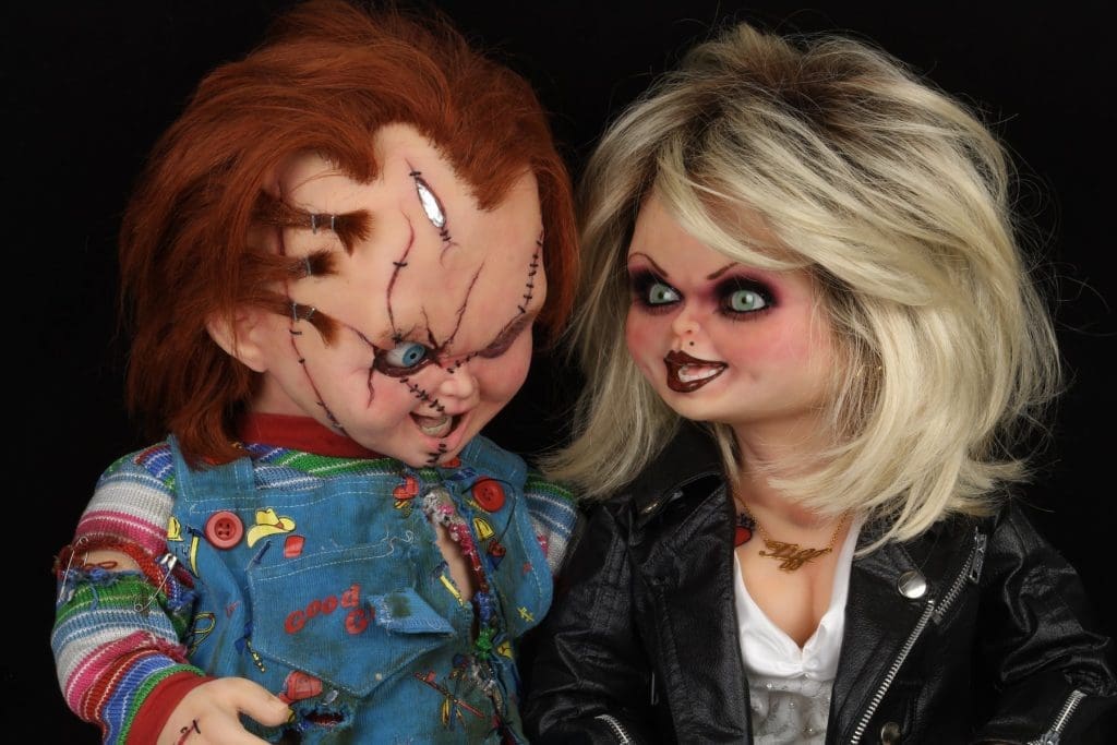 Disfraces de Halloween para parejas inspirados en los personajes de terror Tiffany y Chucky.