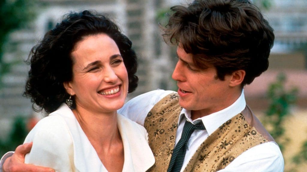 Cuatro Bodas y un Funeral, protagonizada por Hugh Grant y Andie MacDowell, escena de una boda