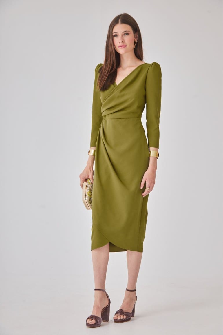 Vestido de Manga Larga con Hombreras de Coosy, en color verde oliva, ideal para bodas de otoño.