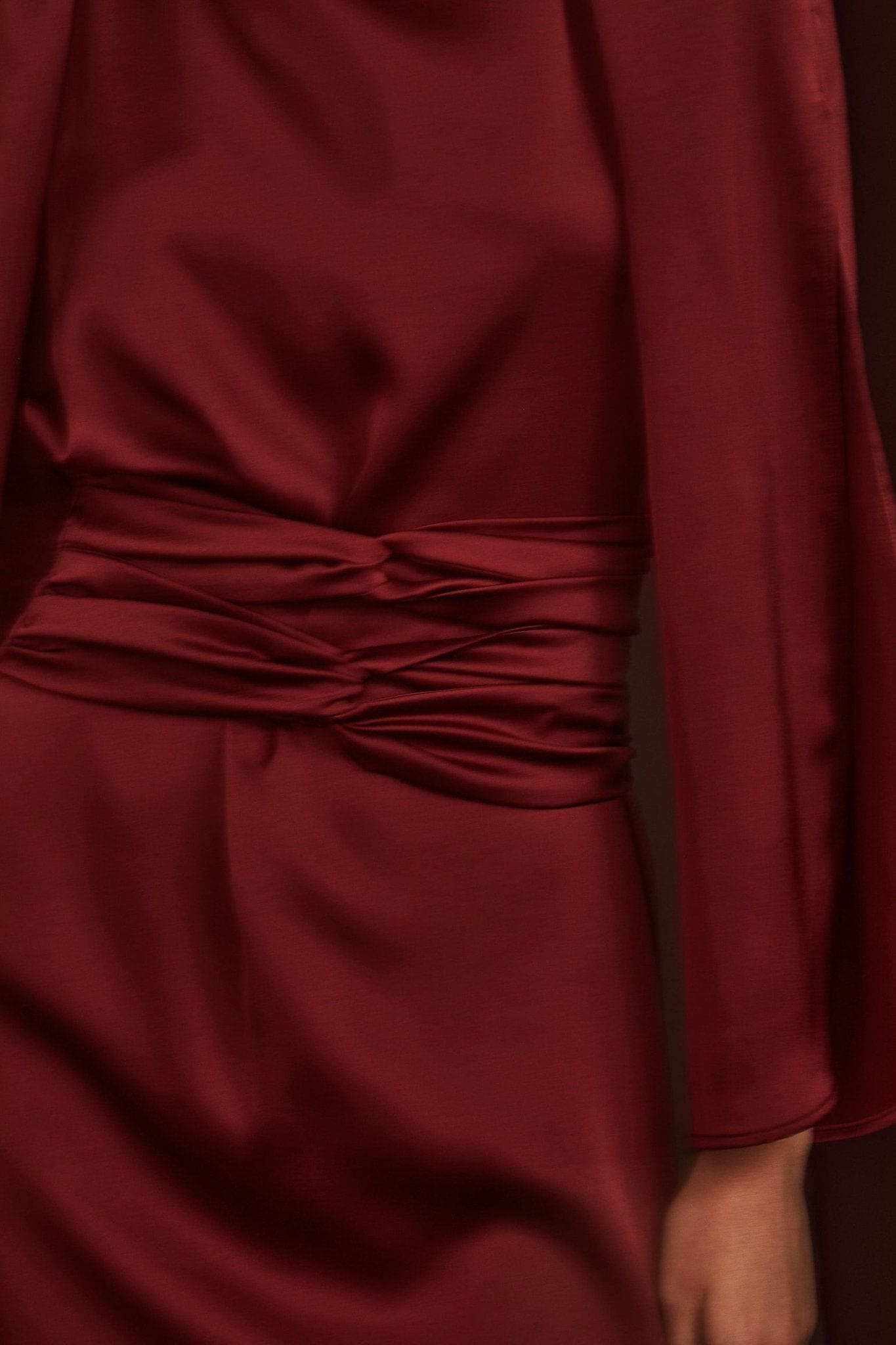 Detalle del escote barco y el fajín extráible del vestido Flore Red Mars de Bimani.