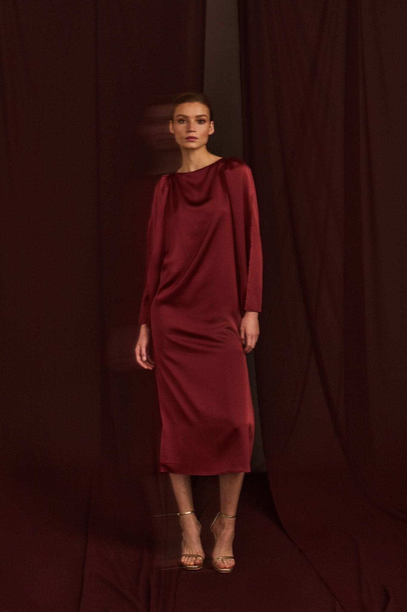 Vestido de Invitada Flore Red Mars de Bimani, con manga larga abierta y fajín extráible, ideal para bodas de otoño