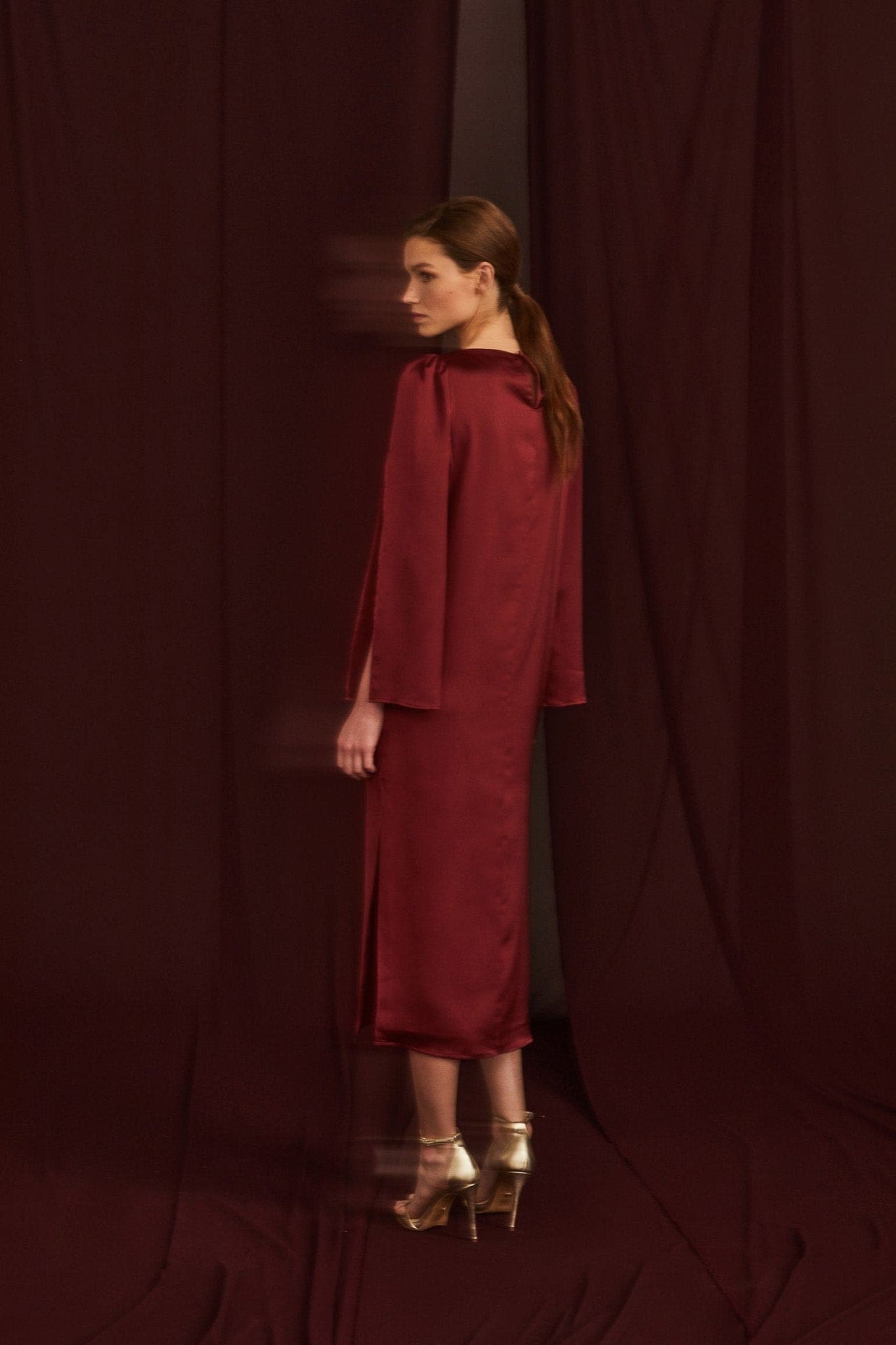 Vestido de invitada para bodas de otoño: Flore Red Mars de Bimani con cierre de botón forrado y lágrima en centro espalda.