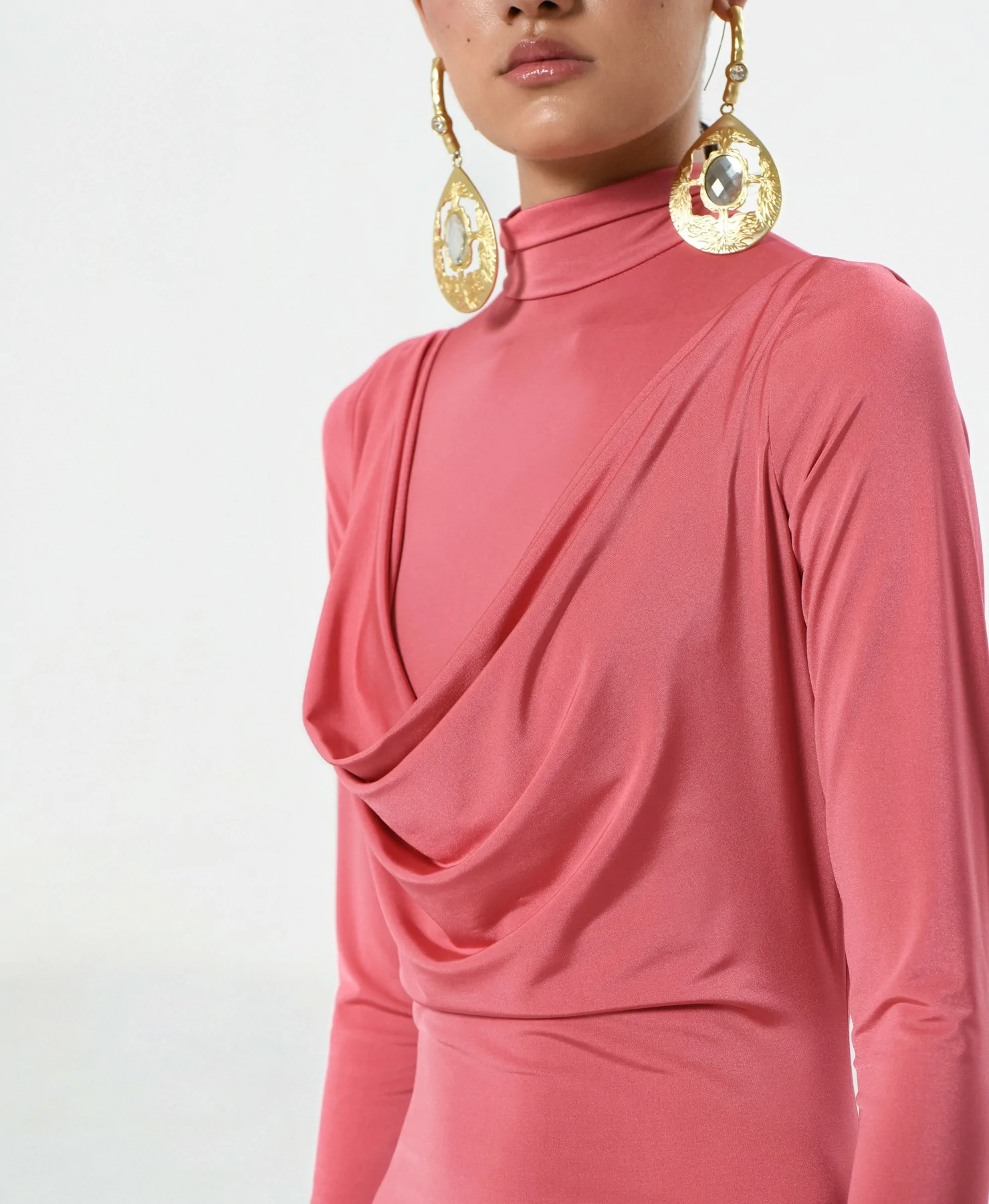 Detalle del escote fruncido y la cremallera dorada del vestido Rosa Tucana de C L A R O Couture.