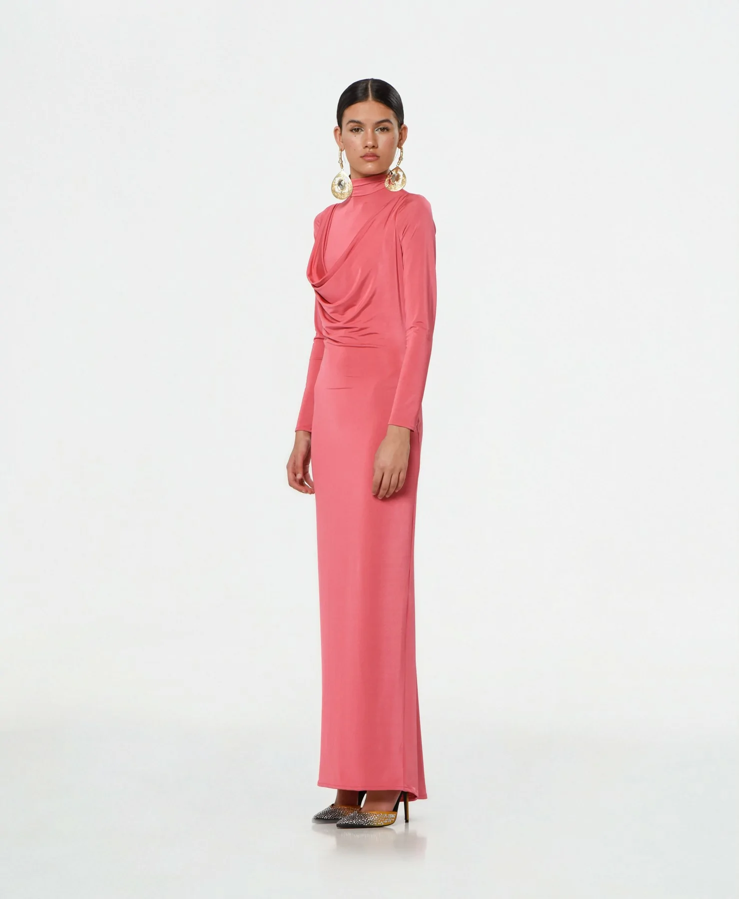 Vestido Largo Rosa Tucana de C L A R O Couture, con escote fruncido y manga larga, ideal para bodas de otoño.