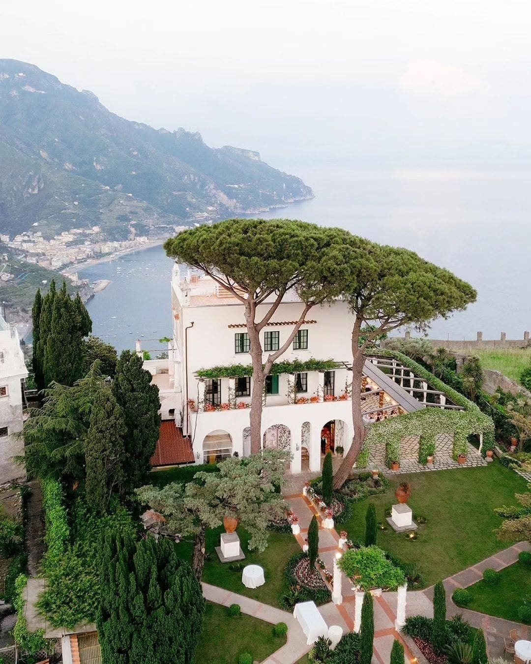 Villa Eva en la Costa Amalfitana, una elegante construcción de estilo liberty con jardines extensos y vistas panorámicas, perfecta para bodas y eventos exclusivos.
