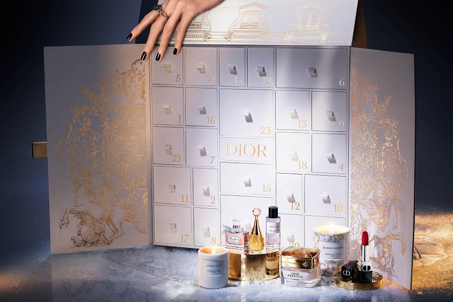 Calendario de Adviento de Dior con diseño inspirado en el jardín de las Tullerías y 24 miniaturas de perfumes, maquillaje y tratamientos de Dior.