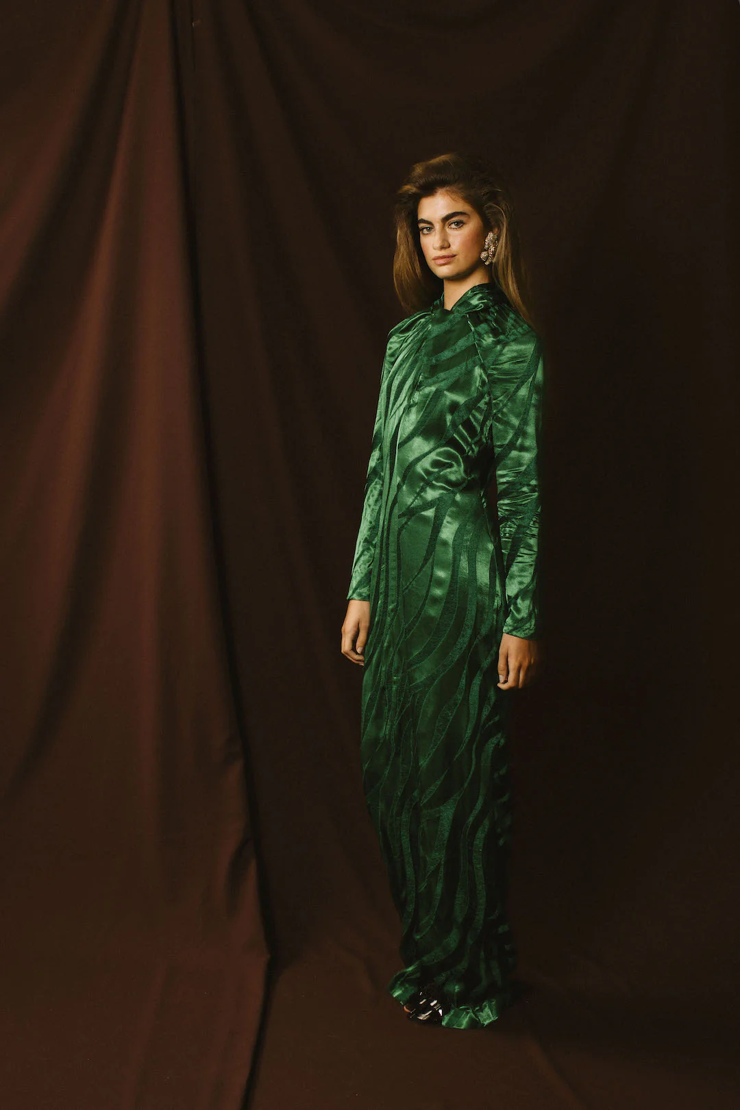 Vestido Emma Esmeralda de Redondo Brand, diseño largo en jacquard verde con cuello en nudo y apertura frontal, ideal para bodas de invierno.