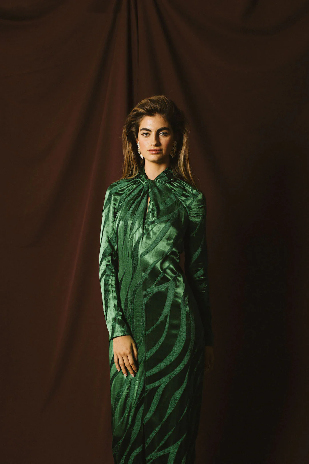 Vestido Emma Esmeralda de Redondo Brand en jacquard verde, con mangas ranglan y cuello en nudo, ideal para bodas de invierno.