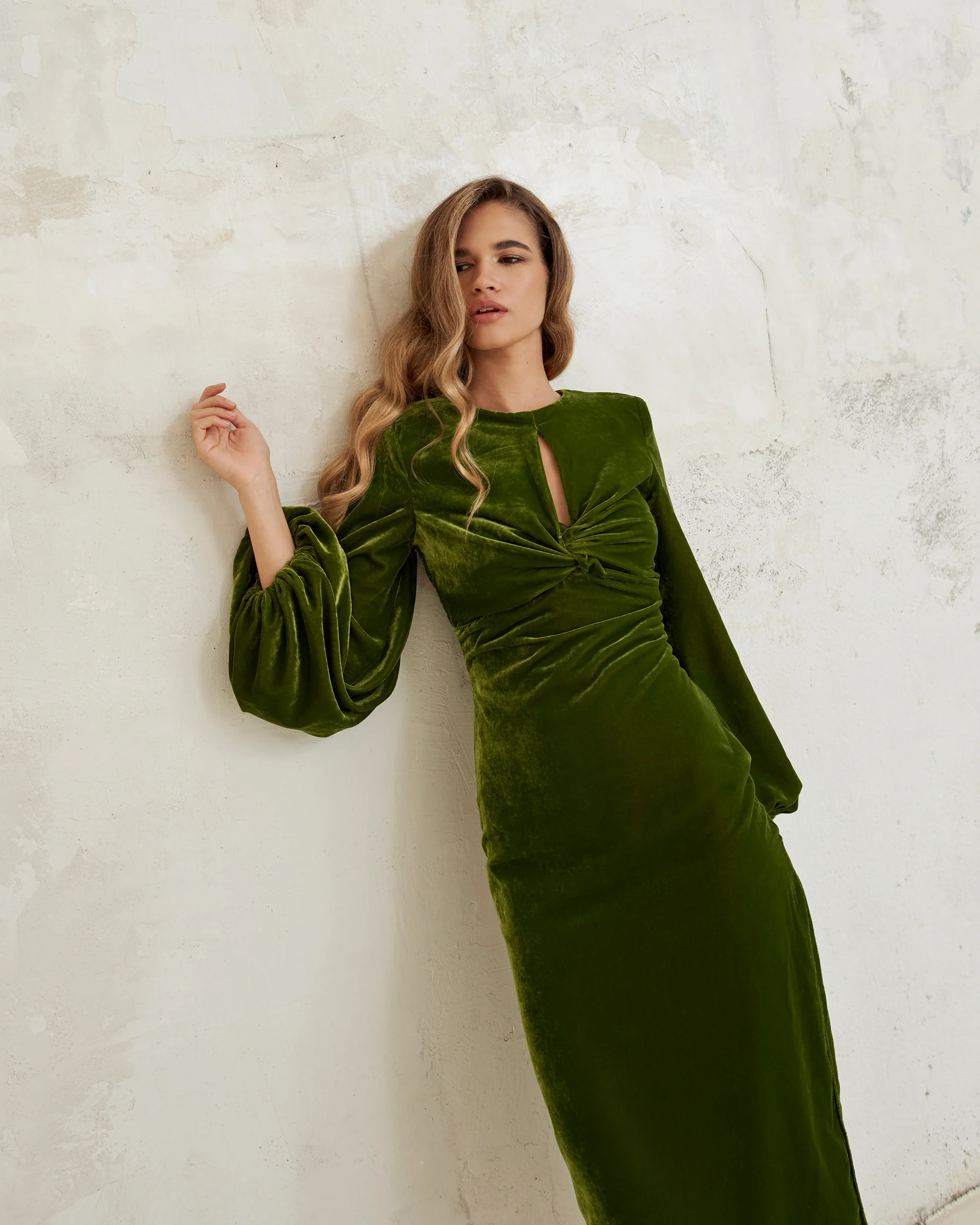 Vestido Florida Oliva de Lady Pipa en terciopelo, con abertura lateral y manga abullonada, ideal para bodas de invierno.
