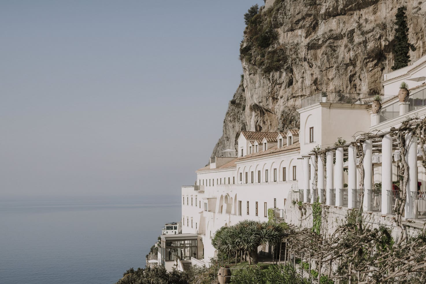 Vista majestuosa del Grand Hotel Convento en la cima del acantilado sobre el Mediterráneo.