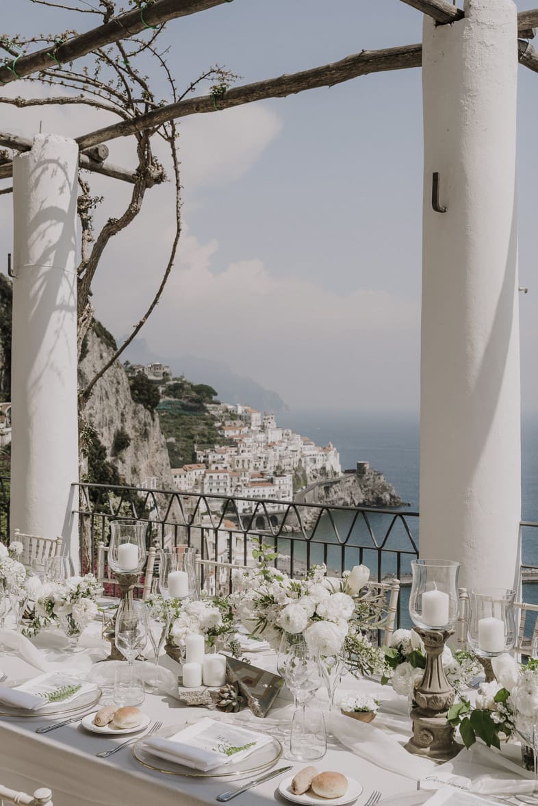 Elegante mesa de bodas con vistas panorámicas en el Grand Hotel Convento.