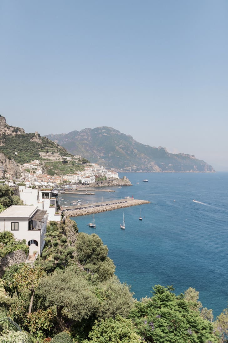 Vista panorámica del mar azul cristalino desde la terraza del Hotel Santa Caterina, capturando la esencia romántica y serena de la Costa Amalfitana.