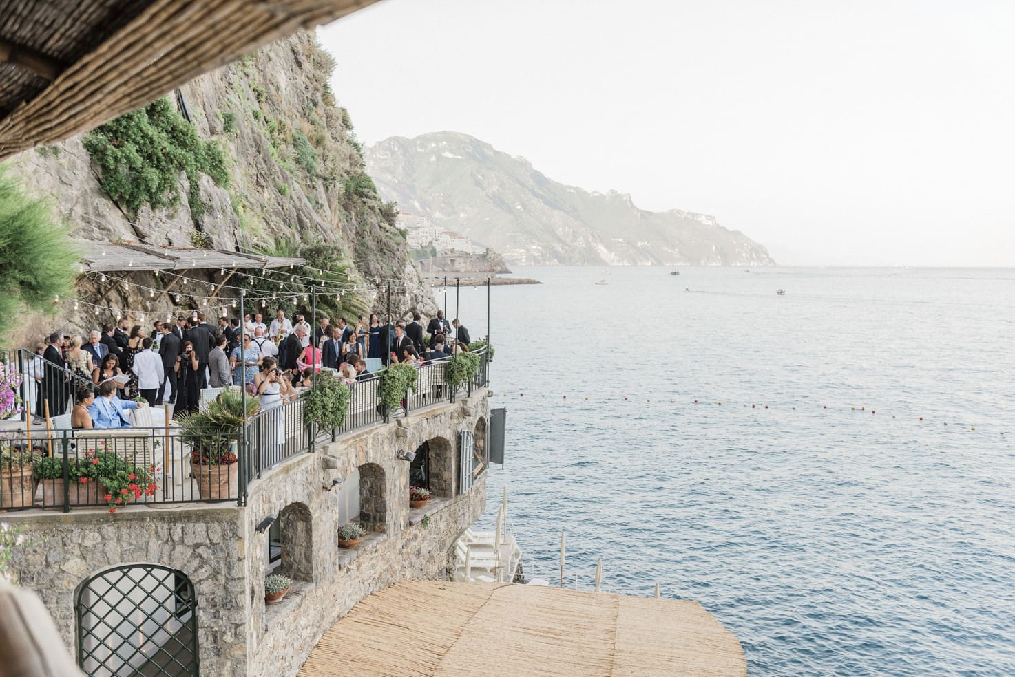 Terraza soleada y aislada del Hotel Santa Caterina con vistas a Amalfi, decorada para una boda con elegancia y estilo, destacando la gastronomía mediterránea y suites de luna de miel de lujo
