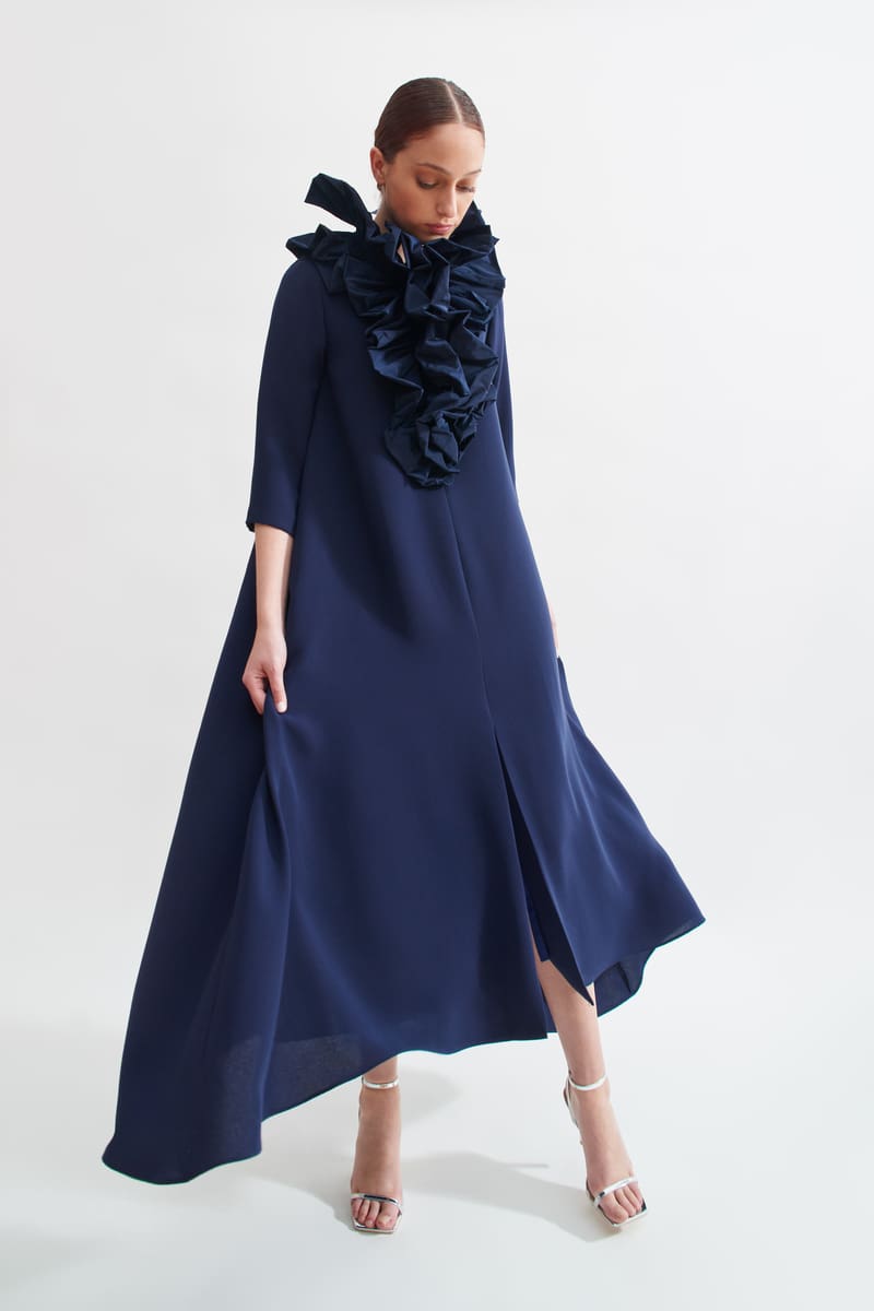 Vestido Thea de Boüret para bodas de invierno, en crepé con cuello de tafetán con volantes y mangas de tres cuartos.