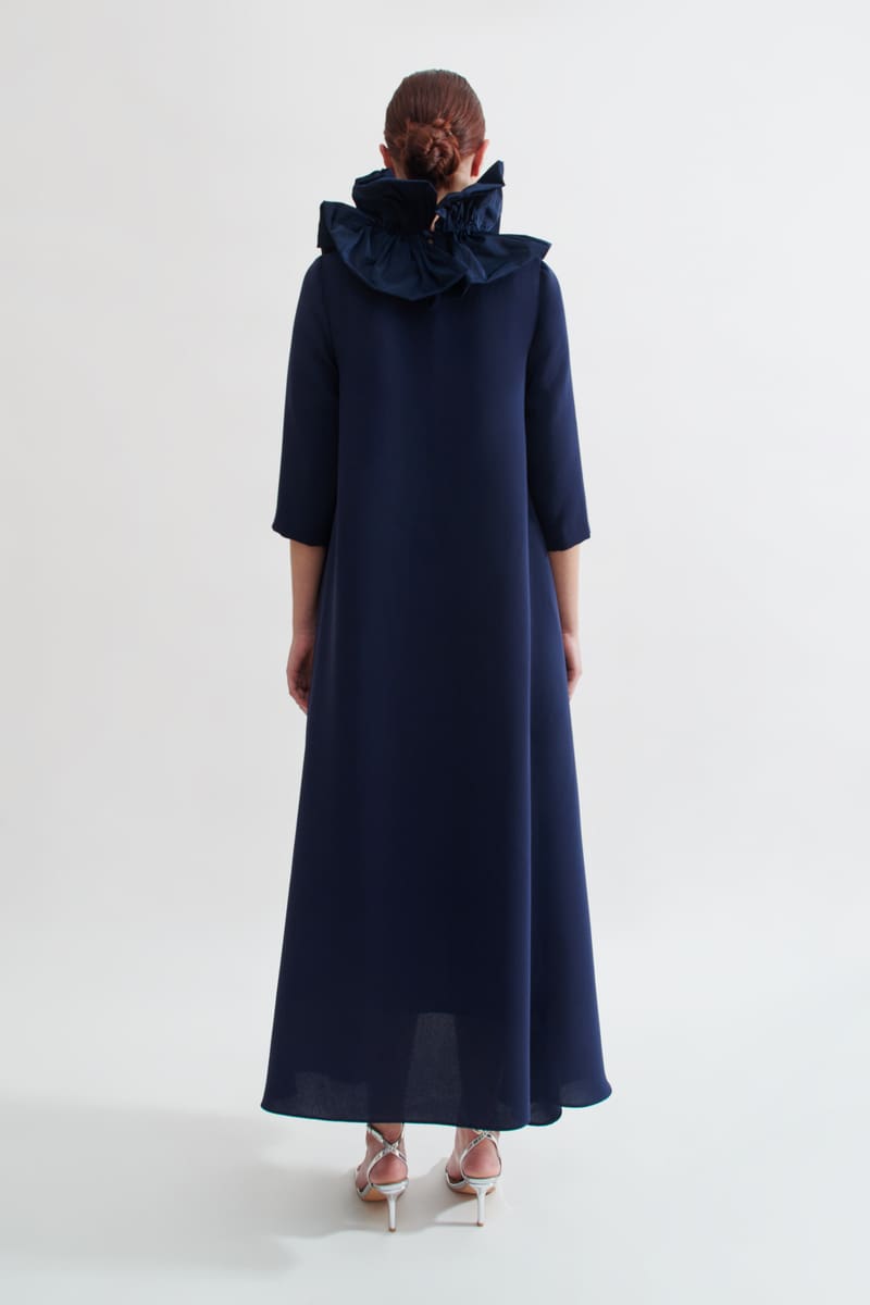 Vista trasera del Vestido Thea de Boüret, destacando su elegante diseño de espalda con crepé fluido y detalles sutiles.