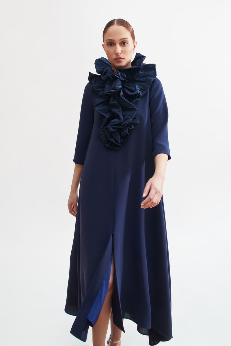 Vestido Thea de Boüret en tejido crepé con cuello de tafetán y detalles elegantes, ideal para bodas de invierno.