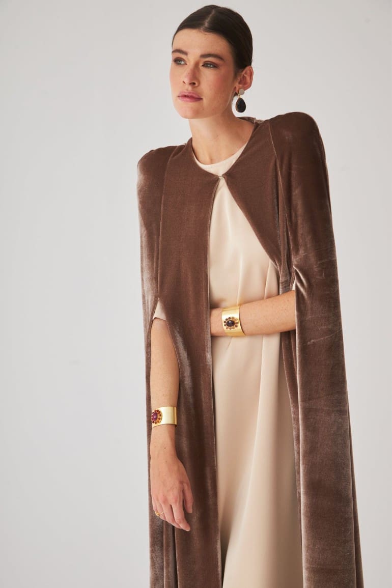 Capa Seymour Visón de Coosy en terciopelo color visón con cuello redondo, maxi hombreras y cierre con botón, ideal para bodas de invierno.