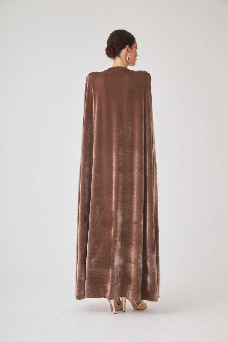 Vista trasera de la Capa Seymour Visón de Coosy en terciopelo, mostrando su diseño elegante con maxi hombreras y corte tobillero.