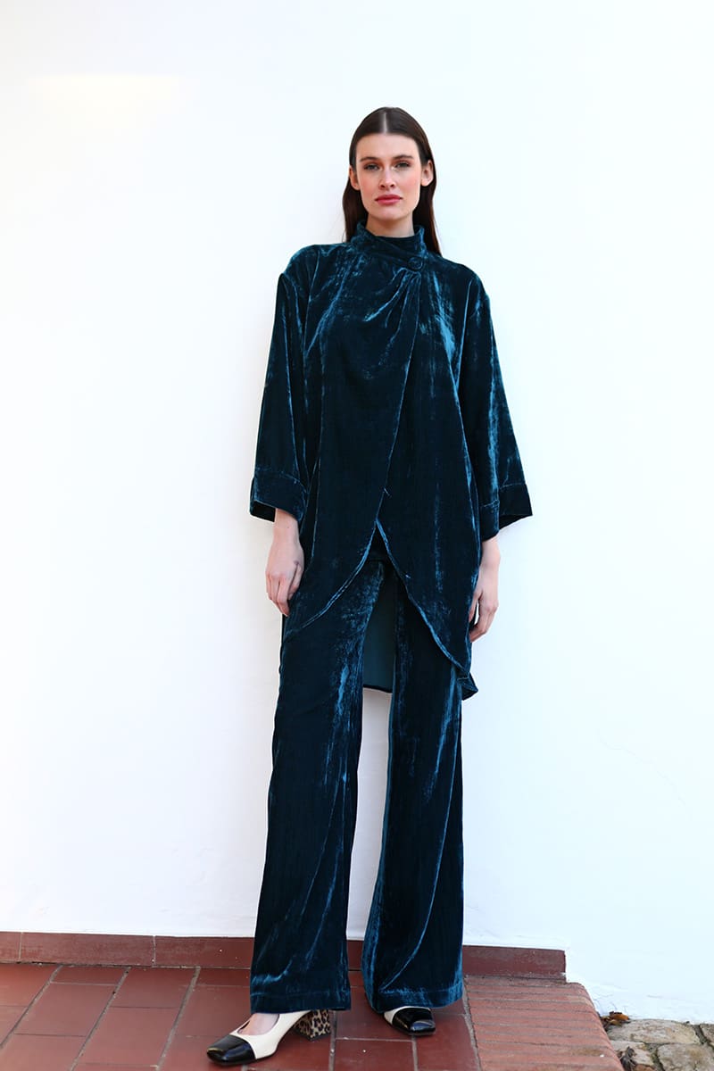 Conjunto de Chaqueta Athan Azul y Pantalón Astrid Azul de Panambi, elegante y cómodo en terciopelo, ideal para bodas de invierno.