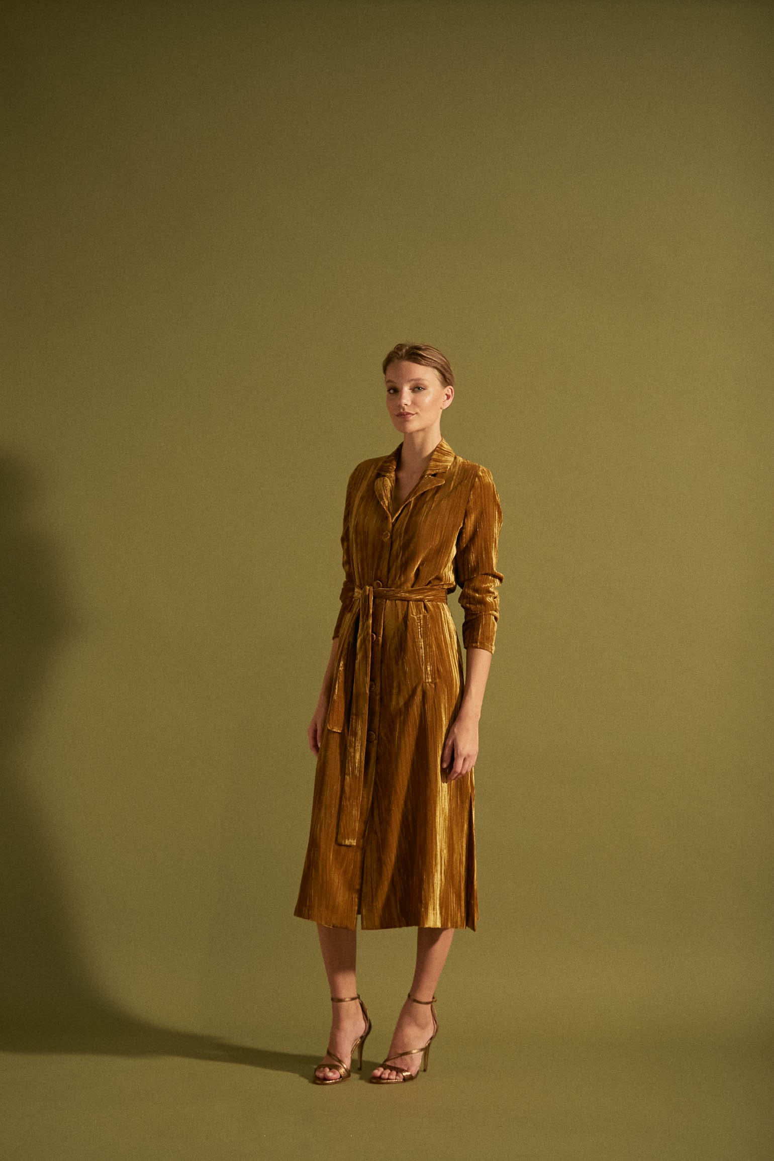 Vista frontal del Vestido Thea de Boüret, mostrando su diseño elegante con cuello de tafetán con volantes y mangas de tres cuartos.
