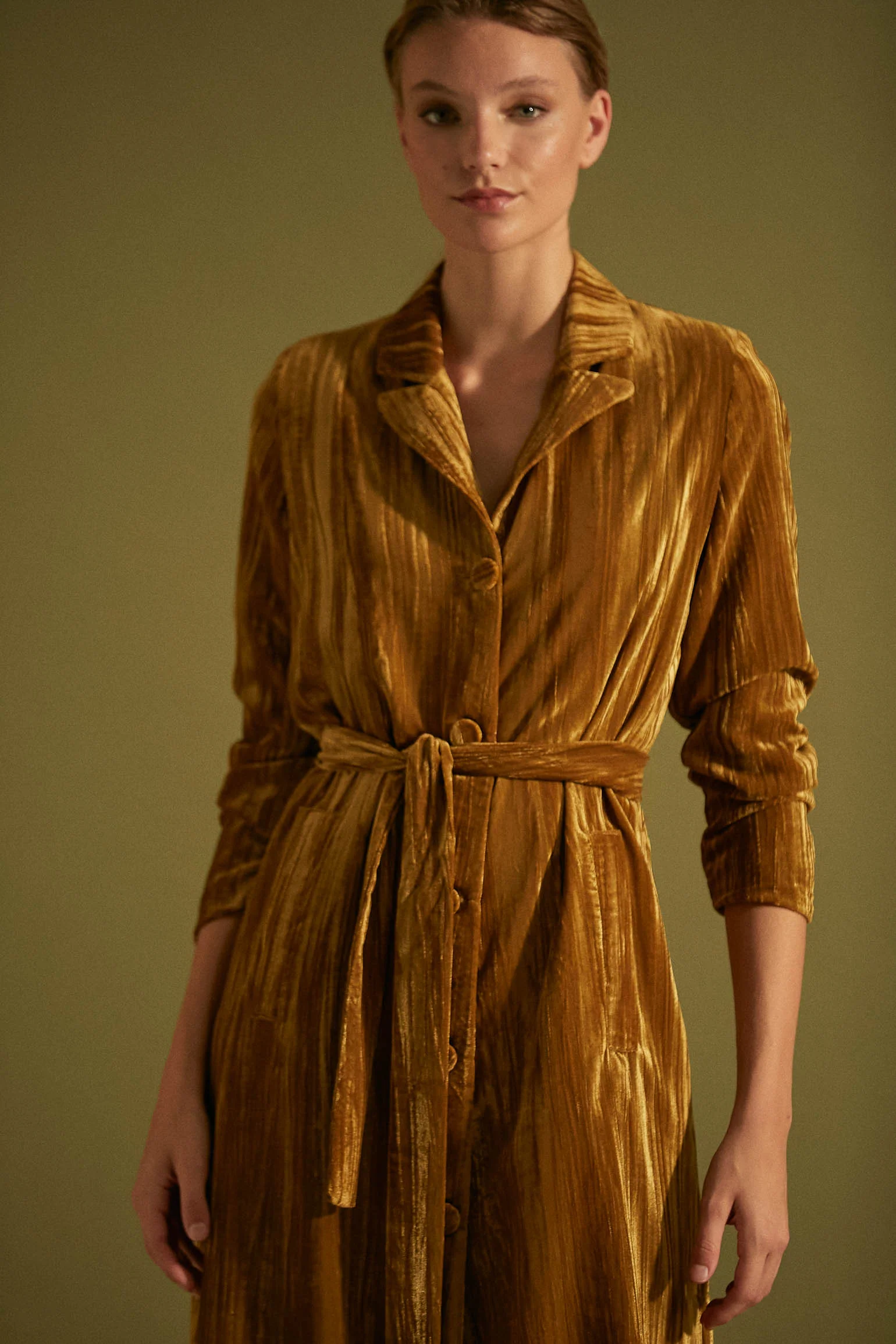 Vestido Midi Kannon de Bimani en terciopelo 'velvet gold', con escote pico, cuello con solapa y cinturón, ideal para bodas de invierno.