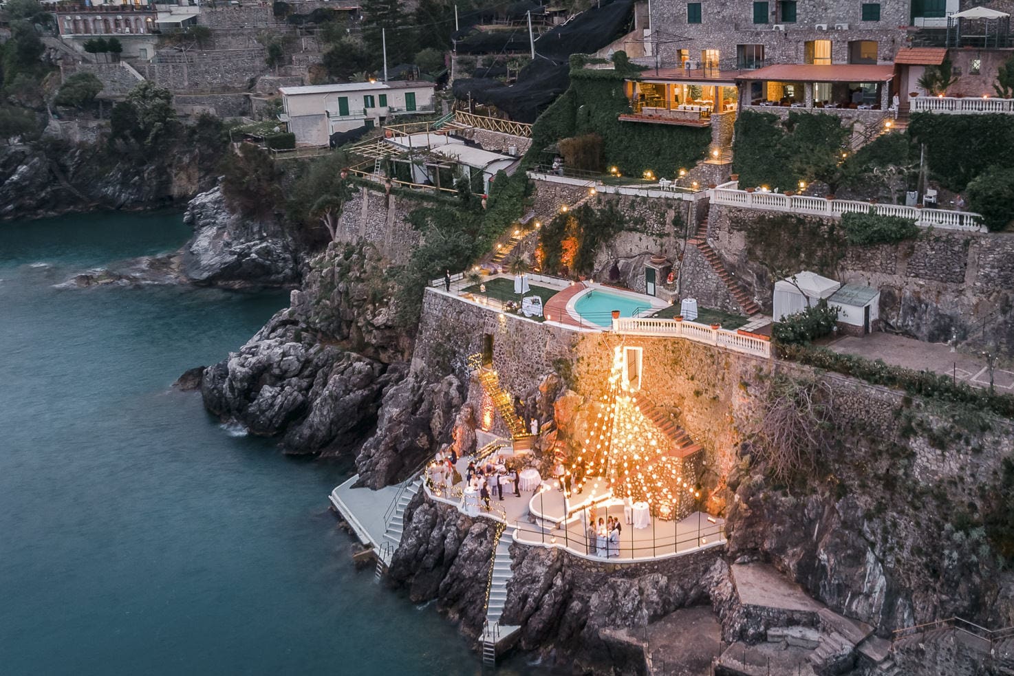 Impresionante vista panorámica del acantilado de la Costa Amalfitana con Palazzo Avino en lo alto.